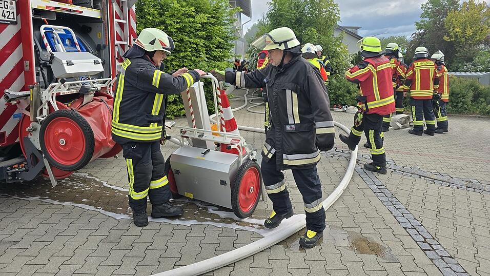 Ein Gro&szlig;aufgebot von Feuerwehren war vor Ort.