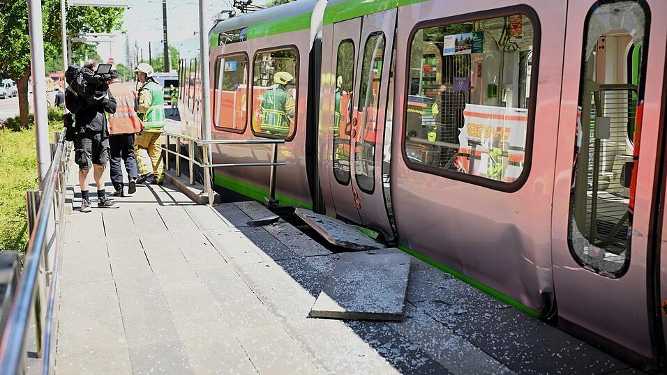 An einer der Stadtbahnen war eine lange Schleifspur zu sehen, zudem waren Scheiben gesplittert.