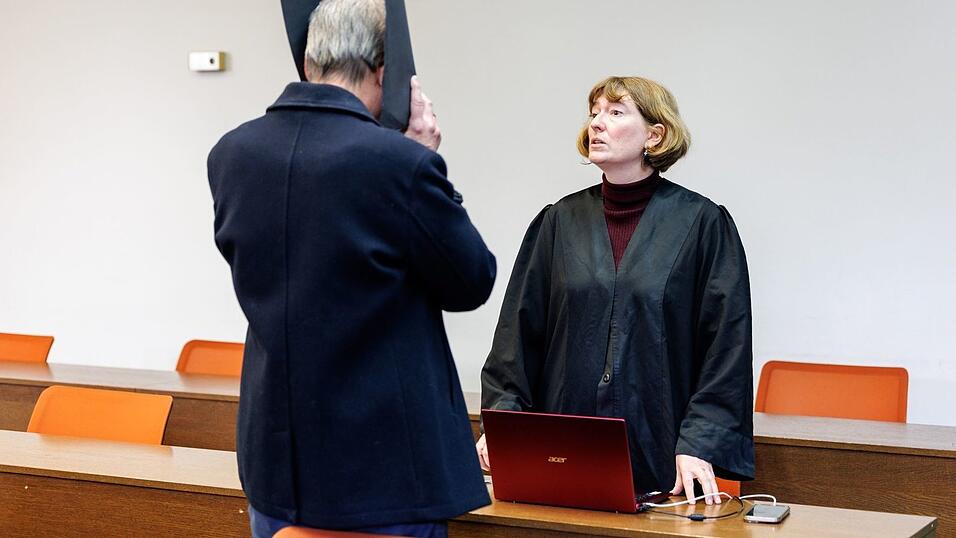 Anwältin Julia Weinmann gab zu Prozessbeginn eine Erklärung für ihren Mandanten ab. Anwältin Julia Weinmann gab zu Prozessbeginn eine Erklärung für ihren Mandanten ab.
