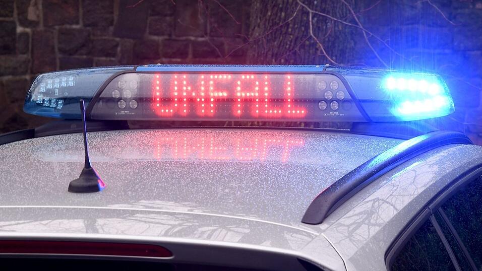 Ein 60-Jähriger ist bei einem Unfall auf der Kreisstraße OA 34 bei Oy-Mittelberg im Landkreis Oberallgäu ums Leben gekommen. (Symbolbild) Ein 60-Jähriger ist bei einem Unfall auf der Kreisstraße OA 34 bei Oy-Mittelberg im Landkreis Oberallgäu ums Leben gekommen. (Symbolbild)