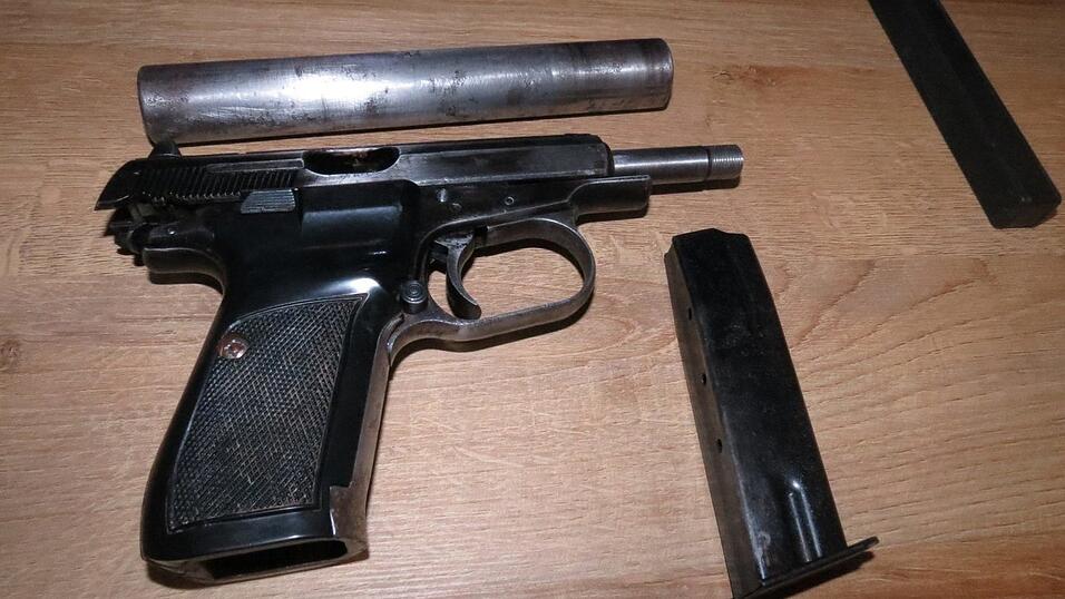 Auch diese Pistole mit Schalldämpfer wurde sichergestellt.