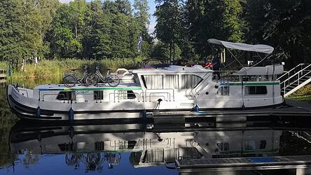 Hausboote dieser Art kann man mieten und damit über die Havel schippern.