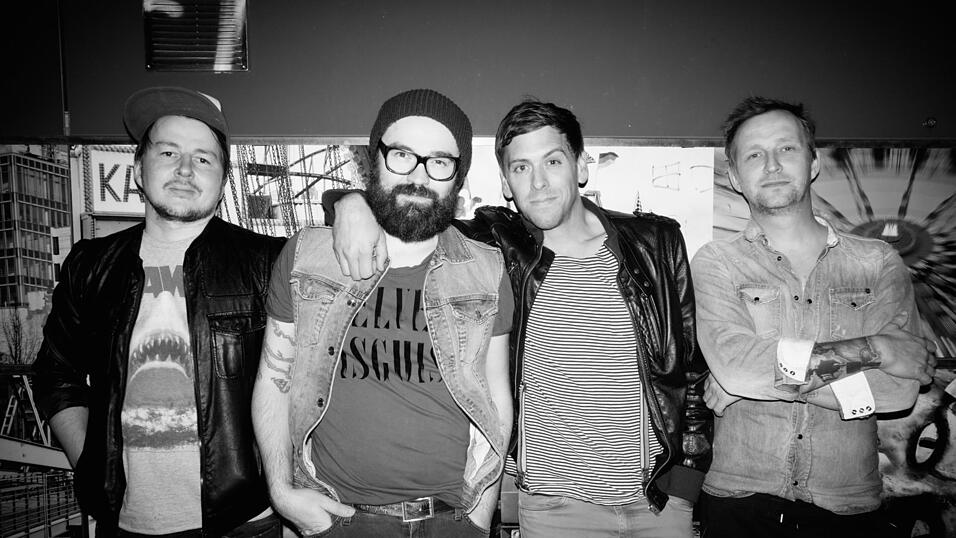 'Jupiter Jones' - das sind Bassist Andreas Becker, Gitarrist Sascha Eigner, S&auml;nger Sven Lauer und Schlagzeuger Marco Hontheim (von links). Sven Lauer ist seit Mai Mitglied der deutschen Pop-Rock-Band. (Foto: Sven Sindt)