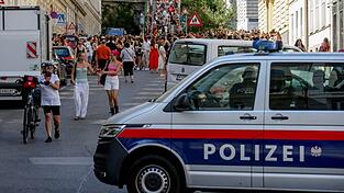 Ein Polizeiauto steht in der Nähe von versammelten «Swifties», nachdem im Sommer 2024 Konzerte abgesagt wurden aus Angst vor einem Terroranschlag. (Archivbild)