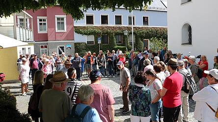 Auf dem Kirchplatz sammelten sich die Teilnehmer zum Aufbruch.