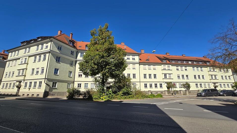 13 der 32 Wohnungen an der Ludmillastraße 1/3/5 und Seligenthaler Straße 61 sind bereits in so schlechtem Zustand, dass sie nicht mehr vermietet werden können. 13 der 32 Wohnungen an der Ludmillastraße 1/3/5 und Seligenthaler Straße 61 sind bereits in so schlechtem Zustand, dass sie nicht mehr vermietet werden können.