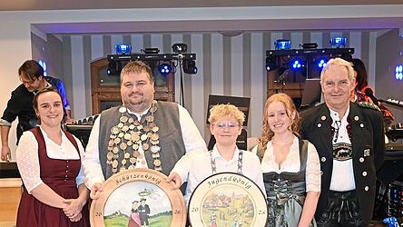 Rebekka Schlierf, Schwester des K&ouml;nigs, K&ouml;nig Florian Maier, Jugendk&ouml;nig Felix Stiegler mit der Jugendk&ouml;nigin von Unterpindhart, Lena, und Sch&uuml;tzenmeister Georg Zimmermann senior.
