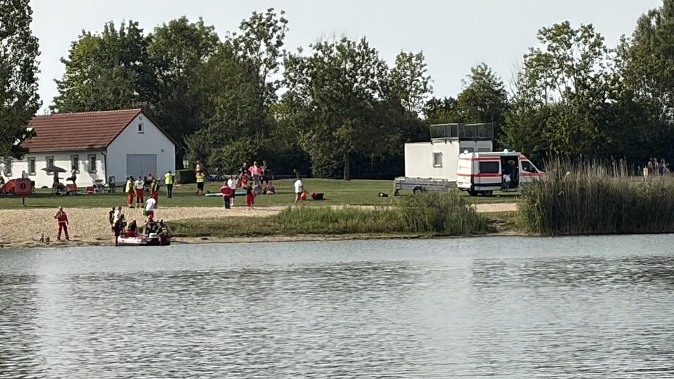 Eins der Boote der Einsatzkräfte wird gerade ans Ufer von Weiher 11 gezogen. Der Einsatz ist beendet. Eins der Boote der Einsatzkräfte wird gerade ans Ufer von Weiher 11 gezogen. Der Einsatz ist beendet.