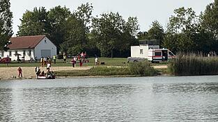 Eins der Boote der Einsatzkräfte wird gerade ans Ufer von Weiher 11 gezogen. Der Einsatz ist beendet. Eins der Boote der Einsatzkräfte wird gerade ans Ufer von Weiher 11 gezogen. Der Einsatz ist beendet.