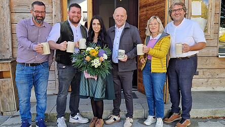 Chefkoch Cafer Kayhan (v.l.), die neuen Pächter Dario und Angela Li Pira, Bürgermeister Franz Aster und die Inhaber des Hauses, das Ehepaar Ulrike und Johnny Maierhofer. Chefkoch Cafer Kayhan (v.l.), die neuen Pächter Dario und Angela Li Pira, Bürgermeister Franz Aster und die Inhaber des Hauses, das Ehepaar Ulrike und Johnny Maierhofer.