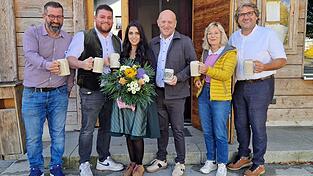 Chefkoch Cafer Kayhan (v.l.), die neuen Pächter Dario und Angela Li Pira, Bürgermeister Franz Aster und die Inhaber des Hauses, das Ehepaar Ulrike und Johnny Maierhofer. Chefkoch Cafer Kayhan (v.l.), die neuen Pächter Dario und Angela Li Pira, Bürgermeister Franz Aster und die Inhaber des Hauses, das Ehepaar Ulrike und Johnny Maierhofer.