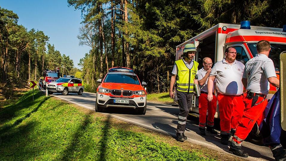 Die Fahrzeuge krachten wohl frontal ineinander.