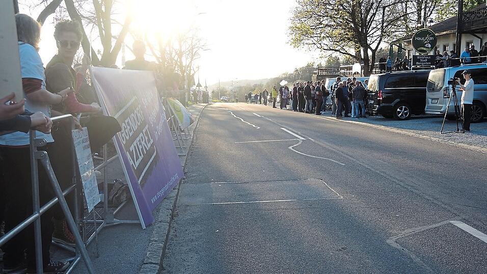 Vor dem Haus Kr&auml;h warten die AfD-Anh&auml;nger auf den Einlass zur Veranstaltung. Die Demonstranten hat die Bereitschaftspolizei gegen&uuml;ber hinter den Absperrgittern postiert.