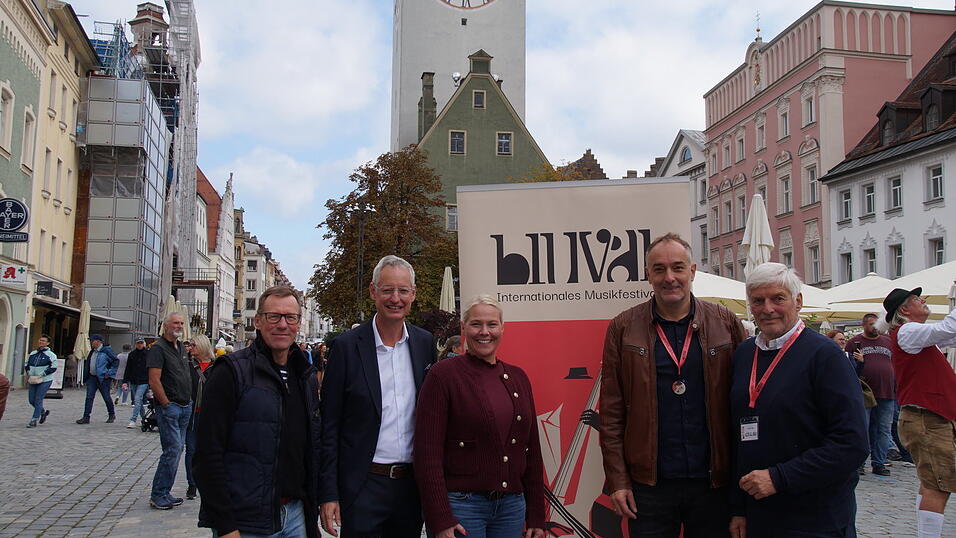 „Die Stadt ist voll“, das freute den Bluval-Vorstand (v.l.) mit Stefan Mutz, OB Markus Pannermayr, Karin Mittermeier-Ruppert, Andreas Fuchs und Peter Ries.