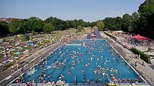 Im Sommer tummeln sich viele Badegäste in den Freibädern - die Vielfalt an Charakteren birgt dabei oft ein Konfliktpotenzial.