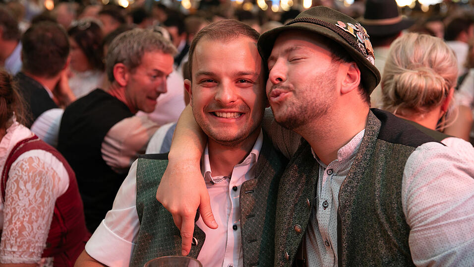 Echte Blasmusikfans lie&szlig;en sich den Montagabend im Festzelt Weckmann nicht entgehen.