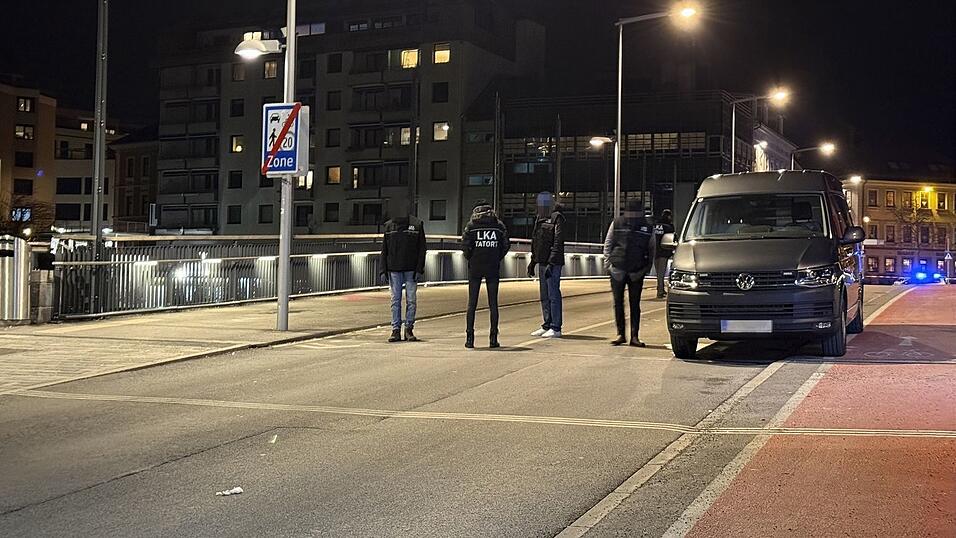Verfassungsschützer und Kriminalisten ermitteln die Hintergründe der Tat.
