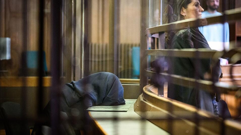Ein 37-Jähriger soll seine Partnerin und die gemeinsamen Töchter auf grausame Weise getötet haben. Ein 37-Jähriger soll seine Partnerin und die gemeinsamen Töchter auf grausame Weise getötet haben.