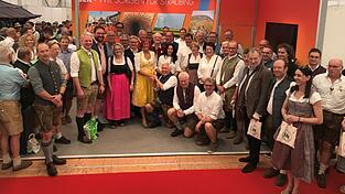 Die Teilnehmer am Volksfesttreffen der SER hatten sichtlich Spaß trotz ernster Themen.