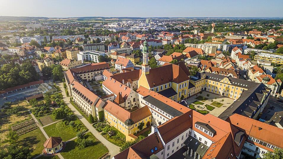 Die Schulstiftung Seligenthal wurde vor 25 Jahren durch die Abtei Seligenthal als eigenst&auml;ndiger Tr&auml;ger des Bildungszentrums gegr&uuml;ndet. Von der Stadt und dem Landkreis wurde sie jahrelang mit Millionenbetr&auml;gen unterst&uuml;tzt.