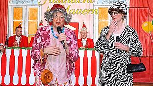 Traudl und Mare l&auml;sterten &uuml;ber das Dorfgeschehen in Mauern.