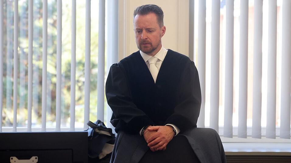 Oberstaatsanwalt Harald Nowack von der Staatsanwaltschaft Rostock. Sie wirft der Angeklagten Mord aus Heimtücke und niedrigen Beweggründen vor. Oberstaatsanwalt Harald Nowack von der Staatsanwaltschaft Rostock. Sie wirft der Angeklagten Mord aus Heimtücke und niedrigen Beweggründen vor.