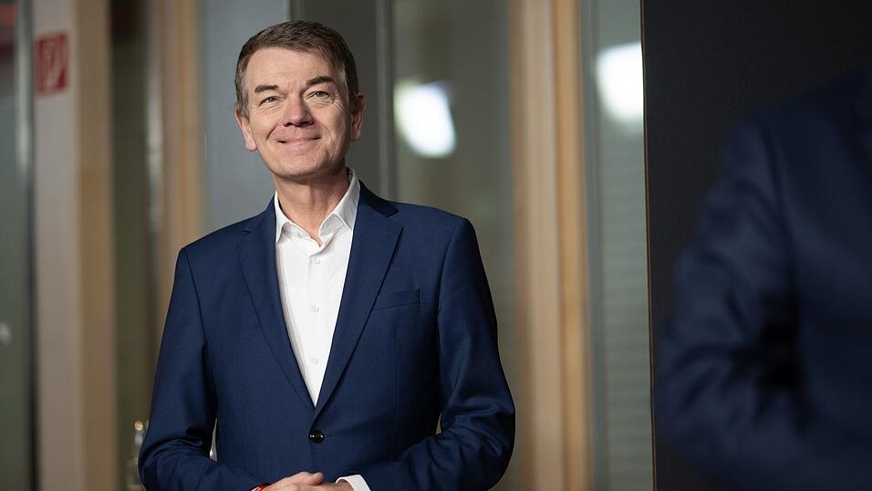 Schönenborn wird weiterhin Ergebnisse und Analysen bei allen Wahlen in der ARD präsentieren (Archivbild). Schönenborn wird weiterhin Ergebnisse und Analysen bei allen Wahlen in der ARD präsentieren (Archivbild).