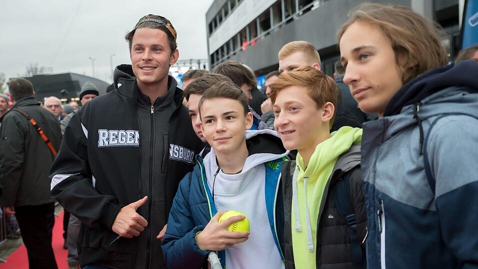 Baseball-Superstar Max Kepler war am Samstag zu Gast in Regensburg. Baseball-Superstar Max Kepler war am Samstag zu Gast in Regensburg.