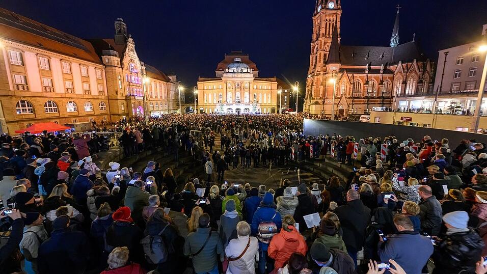 Zum Abschluss wird gemeinsam gesungen: In Chemnitz ist am Samstag das Kulturhauptstadtjahr offiziell verabschiedet worden.