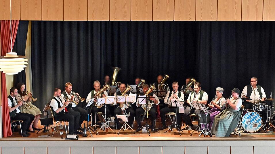Die Blaskapelle Wei&szlig;enregen begeisterte mit einem abwechslungsreichen Programm.