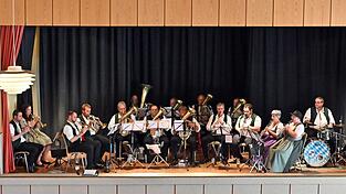 Die Blaskapelle Wei&szlig;enregen begeisterte mit einem abwechslungsreichen Programm.