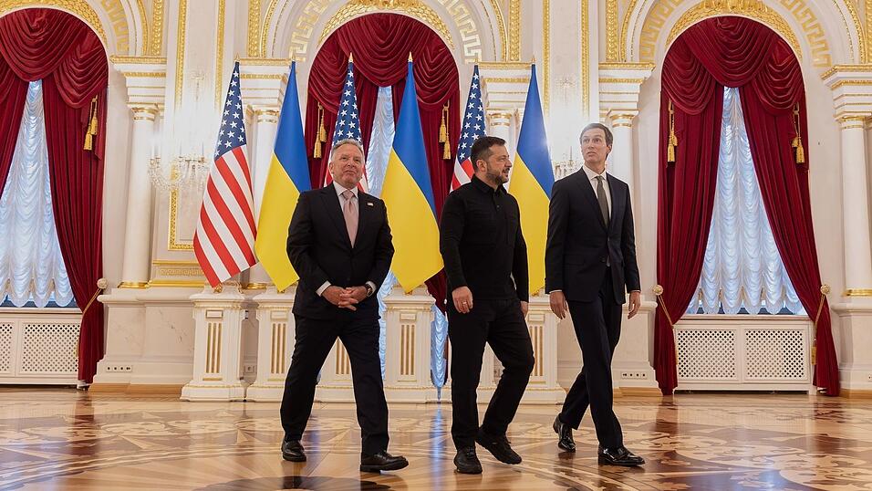 Am Sonntag f&uuml;hrten die Gesandten des US-Pr&auml;sidenten Trump, Jared Kushner (r) und Steve Witkoff Gespr&auml;che mit dem ukrainischen Pr&auml;sidenten Wolodymyr Selenskyj in Kiew.