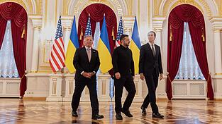 Am Sonntag führten die Gesandten des US-Präsidenten Trump, Jared Kushner (r) und Steve Witkoff Gespräche mit dem ukrainischen Präsidenten Wolodymyr Selenskyj in Kiew. Am Sonntag führten die Gesandten des US-Präsidenten Trump, Jared Kushner (r) und Steve Witkoff Gespräche mit dem ukrainischen Präsidenten Wolodymyr Selenskyj in Kiew.