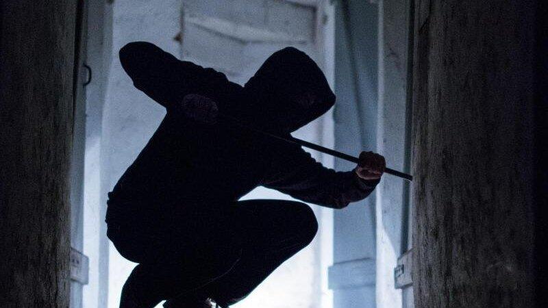 Am Sonntag trieb ein Einbrecherpärchen in Etterzhausen (Kreis Regensburg) sein Unwesen. Beide wurden festgenommen. (Symbolbild) Am Sonntag trieb ein Einbrecherpärchen in Etterzhausen (Kreis Regensburg) sein Unwesen. Beide wurden festgenommen. (Symbolbild)