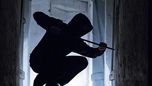 Am Sonntag trieb ein Einbrecherpärchen in Etterzhausen (Kreis Regensburg) sein Unwesen. Beide wurden festgenommen. (Symbolbild) Am Sonntag trieb ein Einbrecherpärchen in Etterzhausen (Kreis Regensburg) sein Unwesen. Beide wurden festgenommen. (Symbolbild)