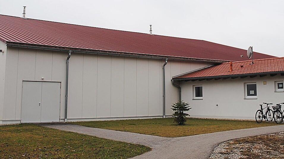 Die Zweifeld-Halle des Tennisclub Ergoldsbach wurde in zehn Wochen gebaut und im November 2011 mit einem Turnier eröffnet. Die Zweifeld-Halle des Tennisclub Ergoldsbach wurde in zehn Wochen gebaut und im November 2011 mit einem Turnier eröffnet.