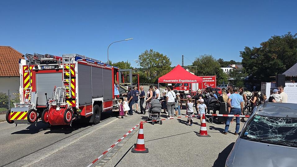 Alle wollen das Hauptlöschfahrzeug hautnah erleben. Alle wollen das Hauptlöschfahrzeug hautnah erleben.