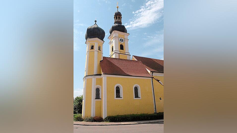 Neben der Pfarrkirche in Mintraching steht seit der letzten Pestwelle die Leonhardikapelle, die mit der Pfarrkirche zusammengebaut ist.