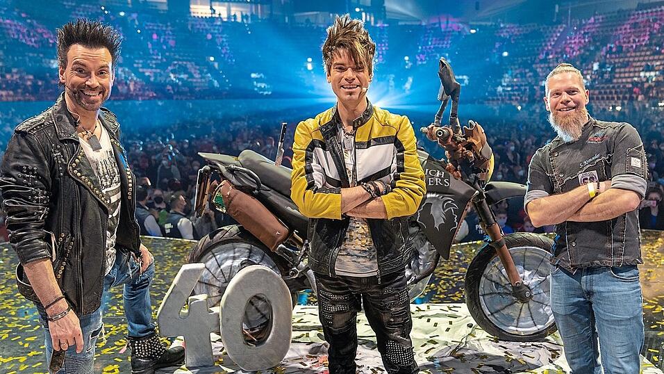 Die beiden Magier mit Sebastian Kronseder stehen vor der Torte. Die beiden Magier mit Sebastian Kronseder stehen vor der Torte.