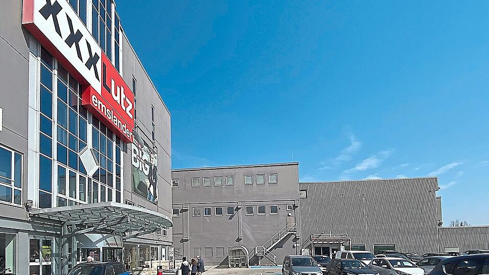 Das (ehemalige) Rofu-Geb&auml;ude rechts im Bild soll abgerissen werden. An seiner Stelle sollen neue Parkpl&auml;tze entstehen; dort sollte auch der Werbestuhl platziert werden.