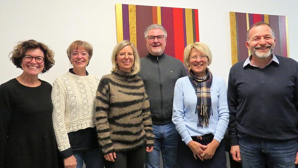 Kassenverwalterin Christa Erl, stellvertretende Vorsitzende Monika Stadler, die neue Chorleiterin Dorothea Schott, Beirat Stefan Hartauer, Schriftführerin Katja Ring und Vorsitzender Hermann Wocheslander (von links) bilden die derzeitige Vorstandschaft der Liedertafel. Kassenverwalterin Christa Erl, stellvertretende Vorsitzende Monika Stadler, die neue Chorleiterin Dorothea Schott, Beirat Stefan Hartauer, Schriftführerin Katja Ring und Vorsitzender Hermann Wocheslander (von links) bilden die derzeitige Vorstandschaft der Liedertafel.