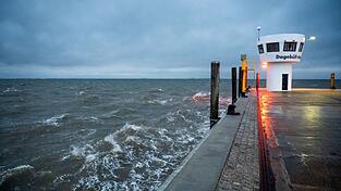 Der erste Herbststurm des Jahres zieht über die Nordsee.