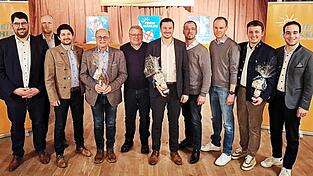 Geschenke gibt es f&uuml;r die Redner, Applaus f&uuml;r die anwesenden B&uuml;rgermeisterkandidaten (von links): FW-Ortsvorsitzender Volker Hecht, Michael Schwarzfischer aus Walderbach, Martin Bauer und Max Schmaderer aus Schorndorf, Karl Kerscher aus Rettenbach, Landratskandidat Christian Schindler, Bernhard Lang aus Stamsried, Freie-W&auml;hler-Bayern-Listenf&uuml;hrer Matthias Sch&uuml;tz aus Zell, Landtagsabgeordneter Julian Preidl und Josef Schmaderer, Kreisvorsitzender der Jungen Freien W&auml;hler.