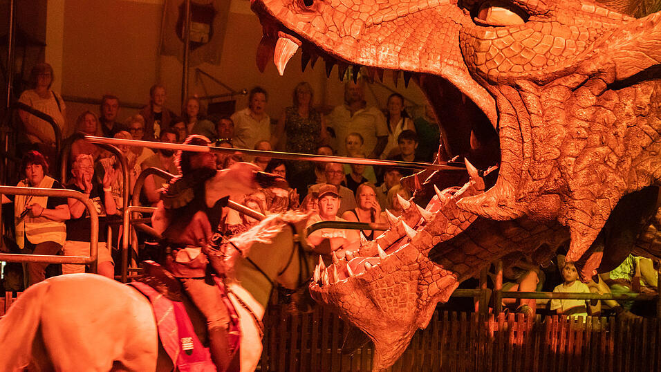 Perfekter Wurf: Ritter Max Wild tritt mit der Lanze das Maul des Drachen. Perfekter Wurf: Ritter Max Wild tritt mit der Lanze das Maul des Drachen.