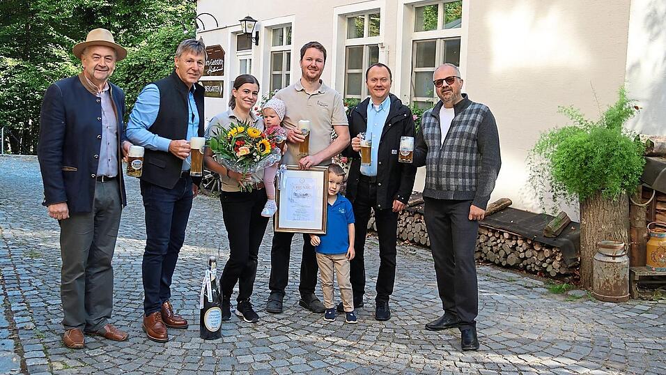 Vizebürgermeister Dr. Reinhold Schoierer, Jacob-Verkaufsleiter Richard Schottenloher und die beiden Pfarrer Matthias Kienberger und Holger Kruschina beglückwünschen die Wirtsleute Conny und Josef Gallmeier mit ihren Kindern Sebastian und Katharina zum Zehnjährigen am Brünnlberg. Vizebürgermeister Dr. Reinhold Schoierer, Jacob-Verkaufsleiter Richard Schottenloher und die beiden Pfarrer Matthias Kienberger und Holger Kruschina beglückwünschen die Wirtsleute Conny und Josef Gallmeier mit ihren Kindern Sebastian und Katharina zum Zehnjährigen am Brünnlberg.