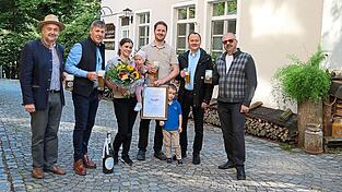 Vizebürgermeister Dr. Reinhold Schoierer, Jacob-Verkaufsleiter Richard Schottenloher und die beiden Pfarrer Matthias Kienberger und Holger Kruschina beglückwünschen die Wirtsleute Conny und Josef Gallmeier mit ihren Kindern Sebastian und Katharina zum Zehnjährigen am Brünnlberg. Vizebürgermeister Dr. Reinhold Schoierer, Jacob-Verkaufsleiter Richard Schottenloher und die beiden Pfarrer Matthias Kienberger und Holger Kruschina beglückwünschen die Wirtsleute Conny und Josef Gallmeier mit ihren Kindern Sebastian und Katharina zum Zehnjährigen am Brünnlberg.