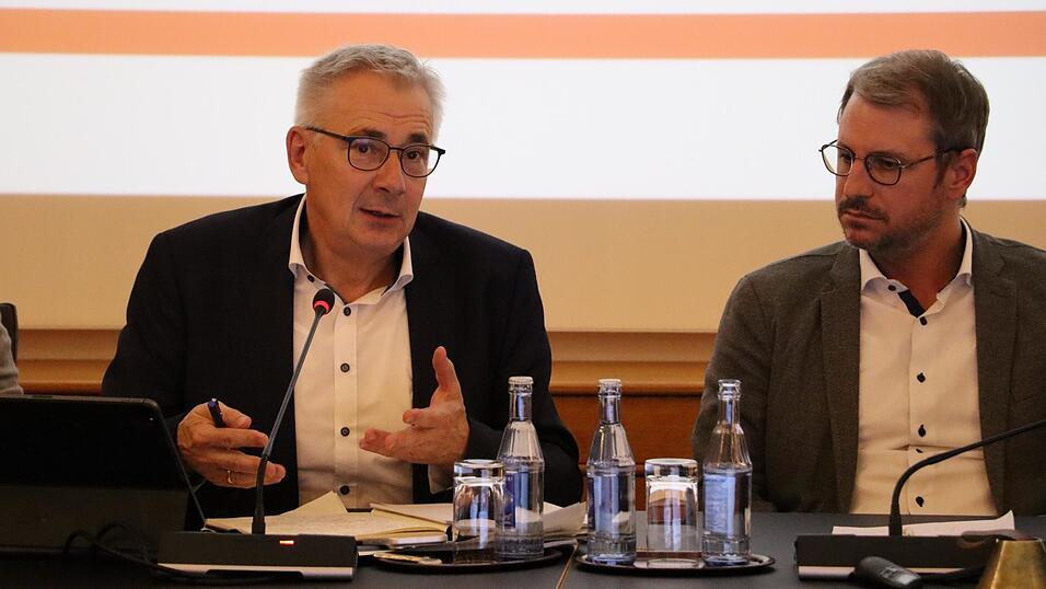 Landrat Werner Bumeder (l.) stellte Bürgermeister Matthias Kohlmayer und den Stadträten in klaren Worten die möglichen Szenarien für den Klinik-Standort in Landau dar. Landrat Werner Bumeder (l.) stellte Bürgermeister Matthias Kohlmayer und den Stadträten in klaren Worten die möglichen Szenarien für den Klinik-Standort in Landau dar.