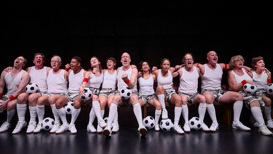 Grenzt Fu&szlig;ball aus oder ist er identit&auml;tsstiftend - Fragen wie diese behandelt das St&uuml;ck. (Handout)