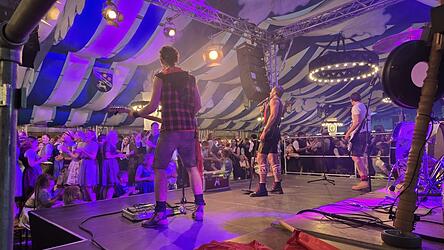 Der Ex-Mister-Austria Philipp Rafetseder am Mikrofon brachte Stimmung in das Festzelt.