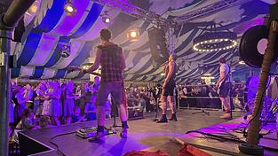 Der Ex-Mister-Austria Philipp Rafetseder am Mikrofon brachte Stimmung in das Festzelt. Der Ex-Mister-Austria Philipp Rafetseder am Mikrofon brachte Stimmung in das Festzelt.